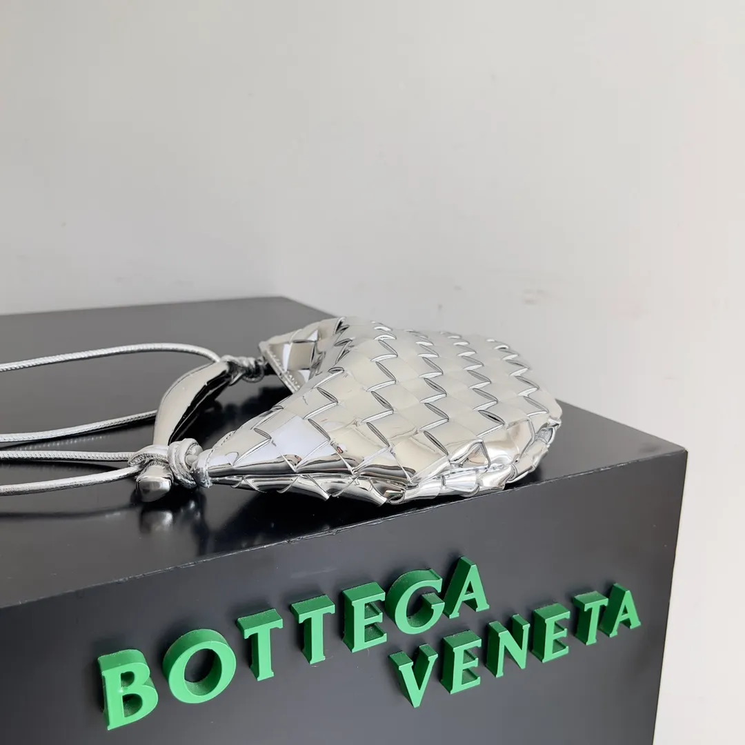 Batch of 1260 BV Mini Sardine is coming‼ ️Super high-end, stainless steel hardware + 24k real gold plating process, fish scales (concave and convex positions) are the finishing touch, the sardine bag that can be carried cross-body is completely beautiful to the heart. The metal element handle and the weaving are perfectly combined to completely integrate the artistic sense and elegance and fashion. It is really like a work of art🏺The large size is elegant, the small size is exquisite and cute, a must-have item for fashionistas, and the details are perfectly reproduced. Style number: 744267 Size 20*12*2.5